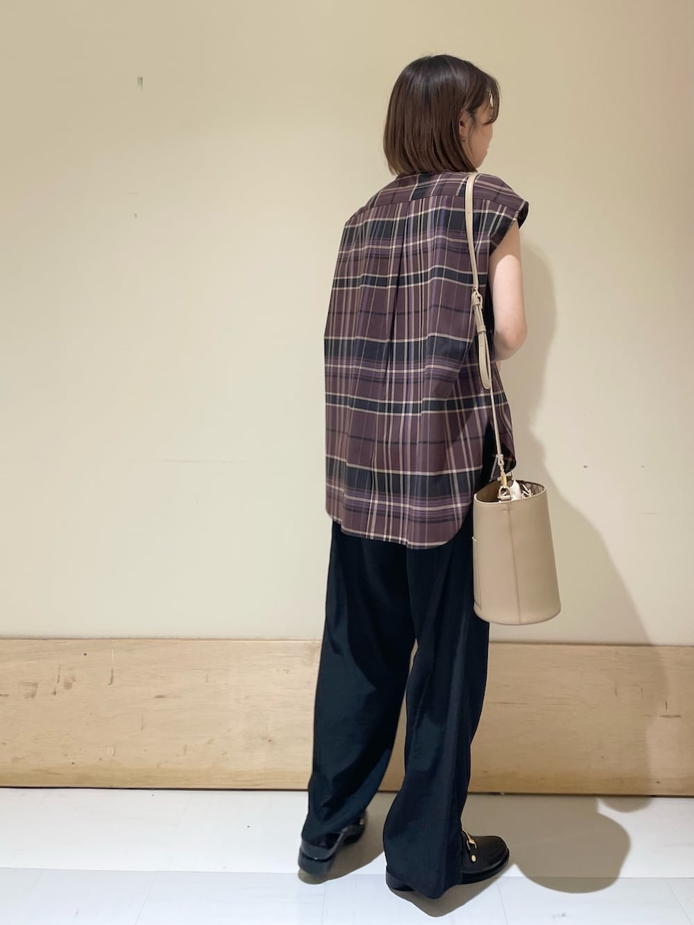 ベージュ系のショルダーバッグ、パープル系のシャツ/ブラウス、ブラック系のその他パンツを着用したレディースの夏コーディネートの6枚目の写真
