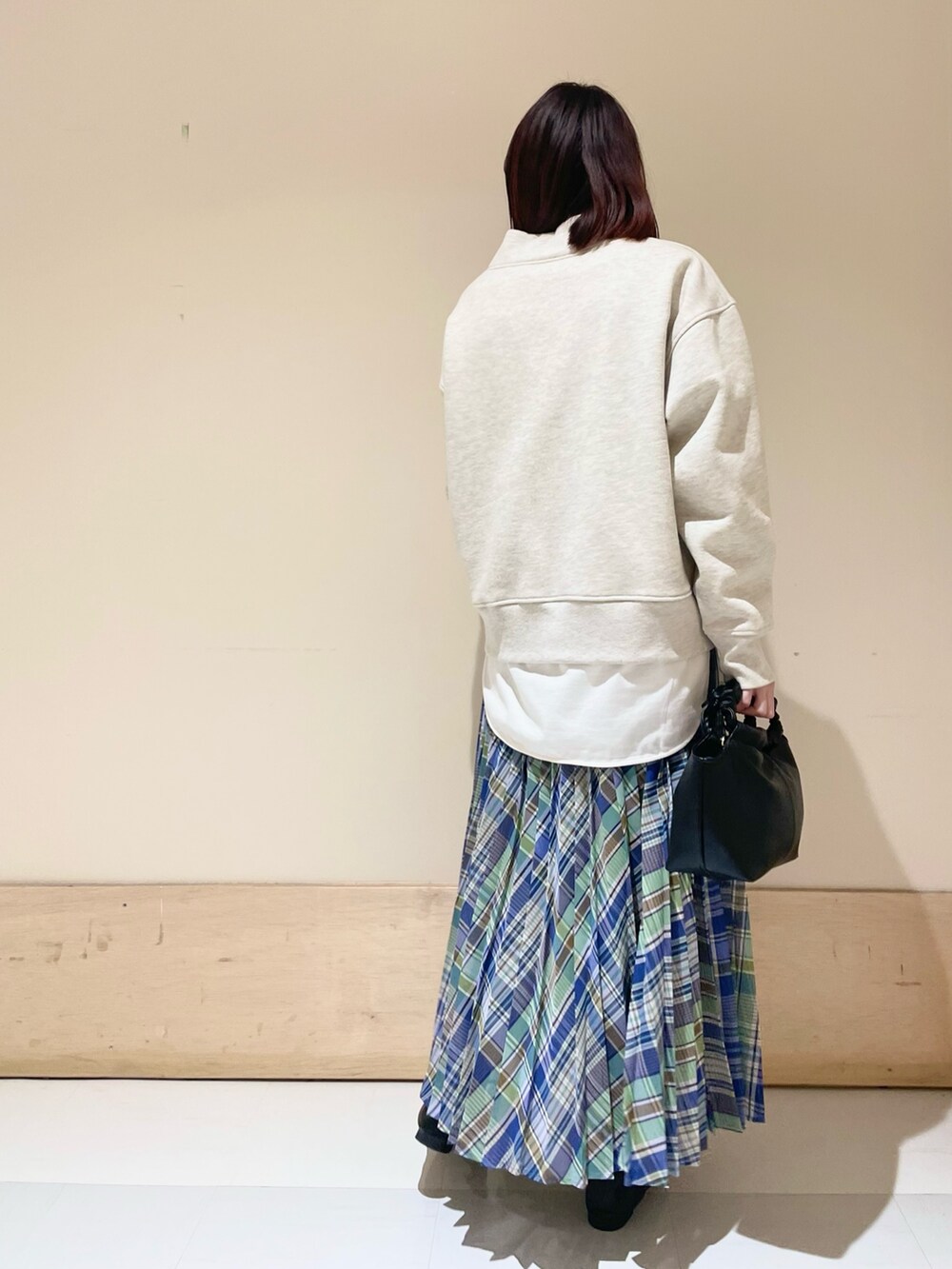 グリーン系のスカート、グレー系のTシャツ/カットソー、ホワイト系のTシャツ/カットソーを着用したレディースの冬コーディネートの6枚目の写真