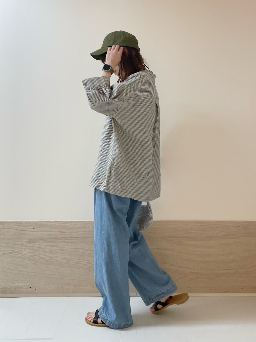 「URBAN RESEARCH DOORS、URBAN RESEARCH DOORS WOMENS、アーバンリサーチドアーズ、FORK&SPOON、チェックシャツ、リネン、リネンシャツ、デニム、春夏コーデ、お出かけコーデ、休日スタイル、カジュアルコーデ、キャップ、低身長コーデ、骨格ストレート」｜「URBAN RESEARCH DOORSのカッティングサンダル（サンダル、ブラック系）」を使った、ホンダ マユさん（レディース・152cm）の春コーディネートの7枚目の写真