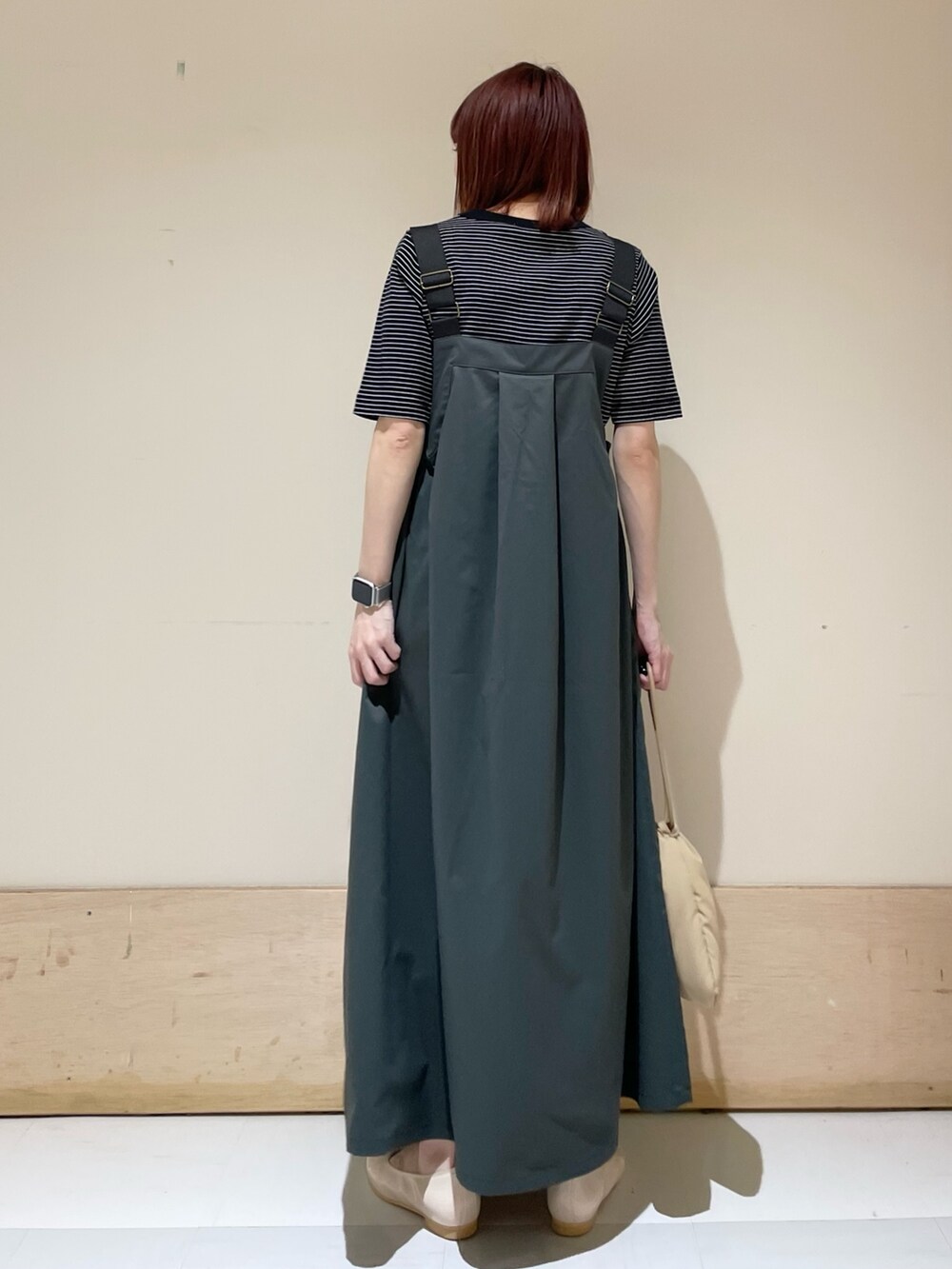 ベージュ系のショルダーバッグ、ピンク系のバレエシューズ、ホワイト系のTシャツ/カットソーを着用したレディースの春コーディネートの8枚目の写真