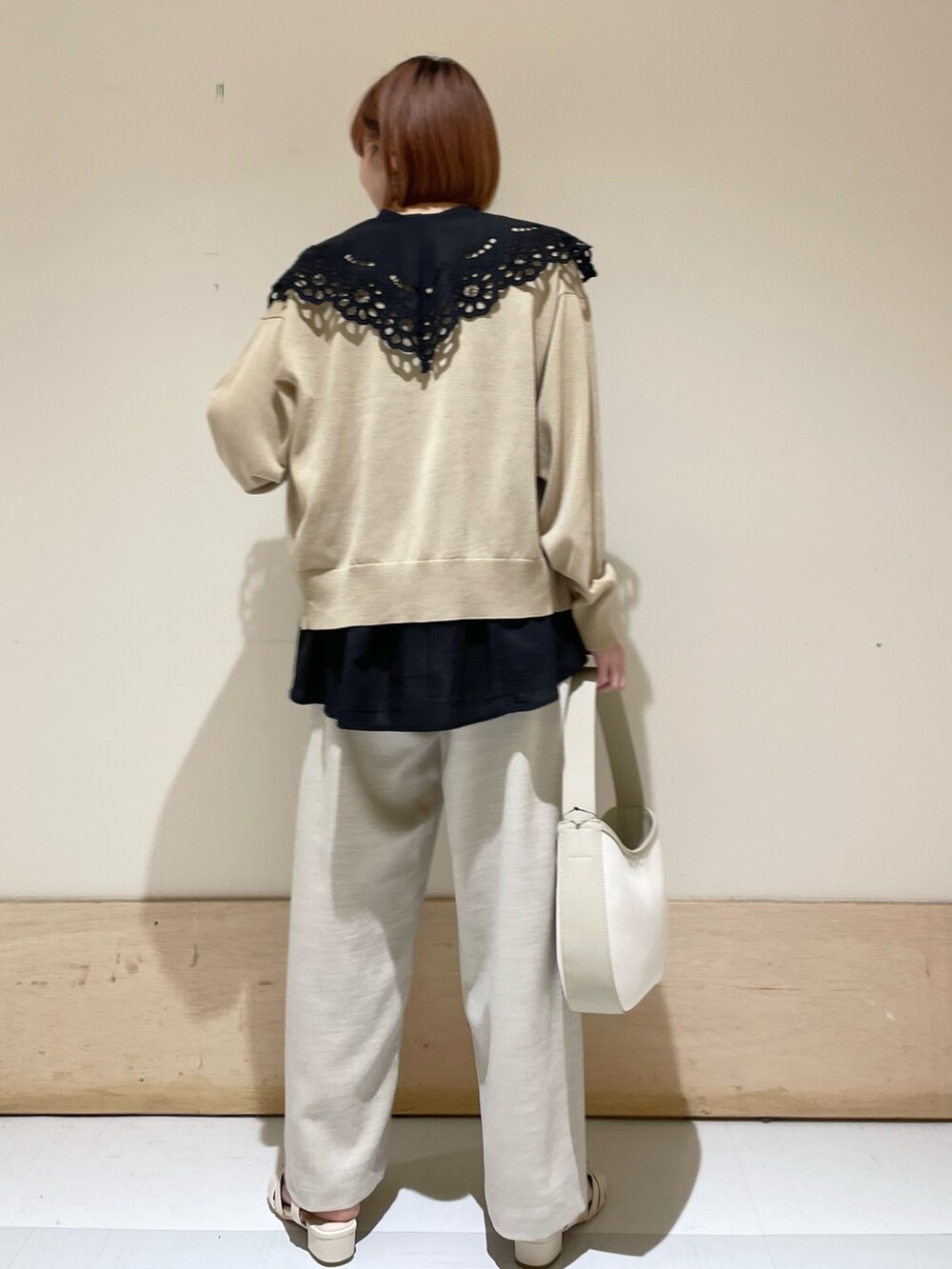 「URBAN RESEARCH DOORS、URBAN RESEARCH DOORS WOMENS、アーバンリサーチドアーズ、スカラップ、襟付きトップス、カーディガン、休日スタイル、シンプルコーデ、レイヤードスタイル、お出かけコーデ、きれいめカジュアル、低身長、低身長コーデ、骨格ウェーブ、ベージュ」｜「URBAN RESEARCH DOORSのコットンボイルスカラップブラウス（シャツ/ブラウス、ブラック系）」を使った、ホンダ マユさん（レディース・152cm）の夏コーディネートの6枚目の写真