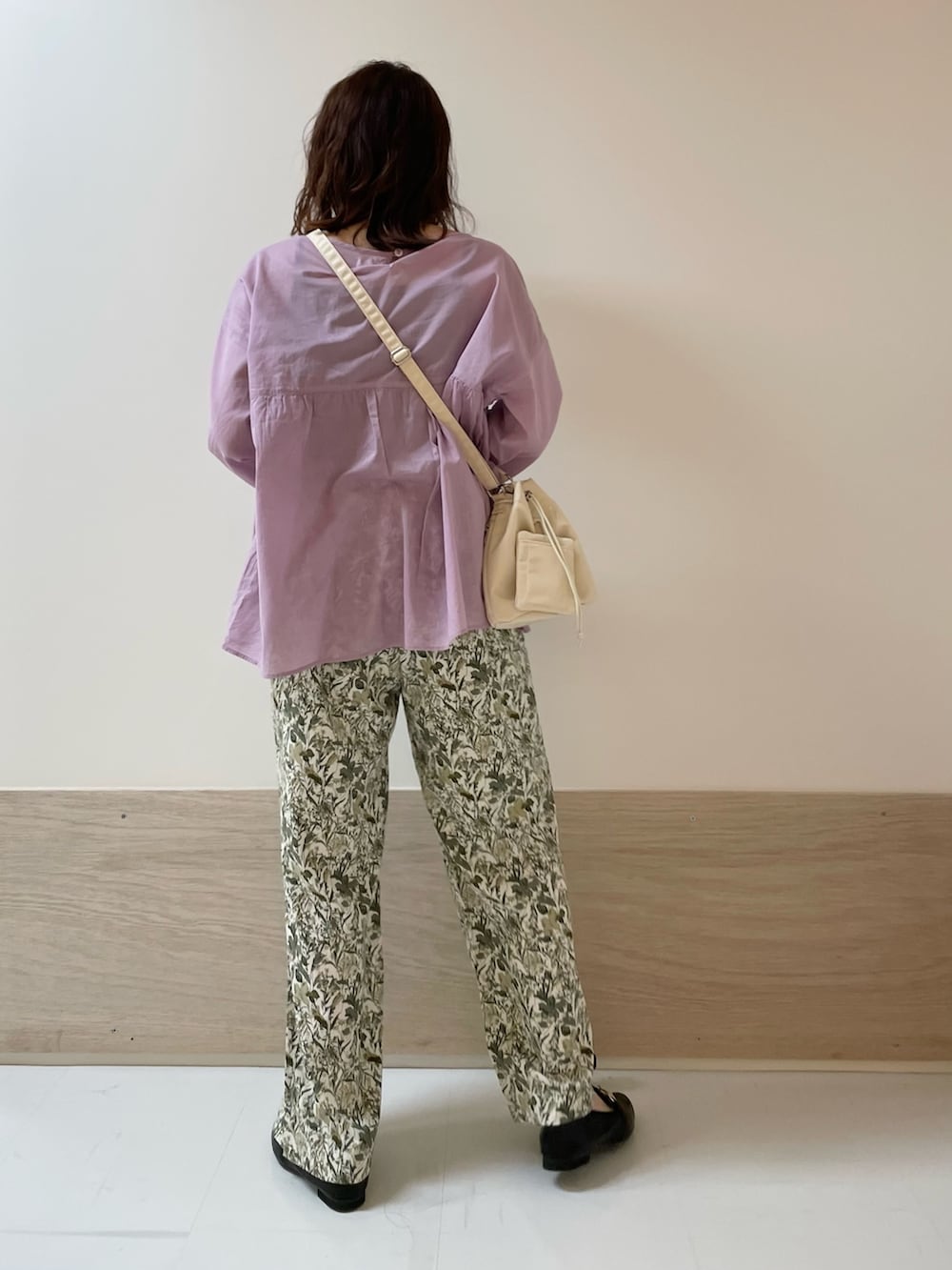 「URBAN RESEARCH DOORS、URBAN RESEARCH DOORS WOMENS、アーバンリサーチドアーズ、ピンク、花柄、花柄パンツ、イージーパンツ、きれいめカジュアル、デートコーデ、春夏コーデ、ローファー、夏コーデ、低身長コーデ、骨格スタイル、お出掛けコーデ」|「URBAN RESEARCH DOORSの『イージーケア』フラワープリントイージーパンツ(その他パンツ、ホワイト系)」を使った、ホンダ マユさん(レディース・152cm)の夏コーディネートの6枚目の写真