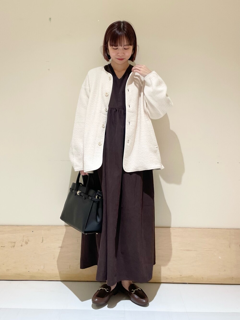 「URBAN RESEARCH DOORS WOMENS、URBAN RESEARCH DOORS、アーバンリサーチドアーズ、アウター、秋アウター、キルトジャケット、ワンピース、ギャザーワンピース、ローファー、ビッグシルエット、お出かけコーデ、ファッションを楽しもう、きれいめカジュアル、冬コーデ、大人カジュアル」｜「URBAN RESEARCH DOORSのVネックギャザーワンピース（ワンピース、ブラウン系）」を使った、ホンダ マユさん（レディース・152cm）の秋コーディネートの3枚目の写真