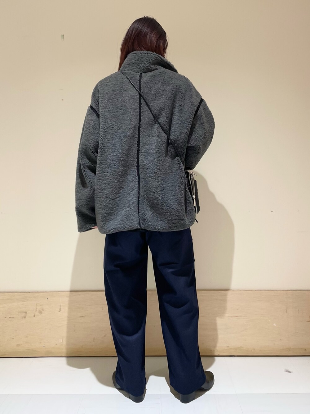 グリーン系のニット/セーター、グレー系のブルゾン、ブルー系のその他パンツを着用したレディースの冬コーディネートの7枚目の写真