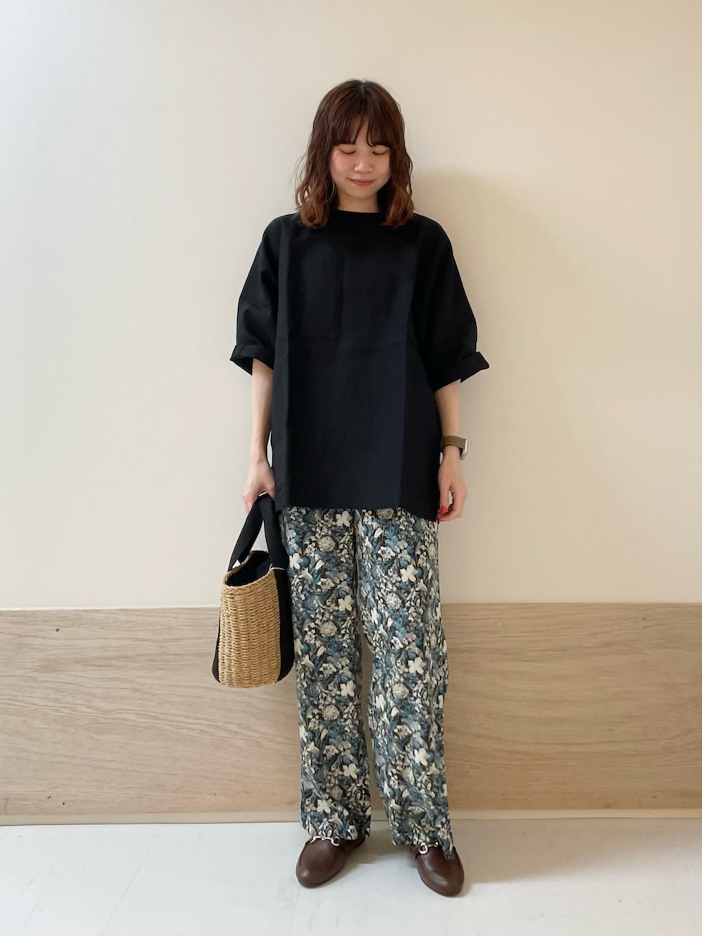 「URBAN RESEARCH DOORS、URBAN RESEARCH DOORS WOMENS、アーバンリサーチドアーズ、リネン、リネンブラウス、花柄、花柄パンツ、イージーパンツ、きれいめカジュアル、シンプルコーデ、春夏コーデ、お出かけコーデ、休日スタイル、骨格ストレート、低身長コーデ」｜「FORK&SPOONのFORK&SPOON　リネン混ショートスリーブプルオーバー（Tシャツ/カットソー、ブラック系）」を使った、ホンダ マユさん（レディース・152cm）の春コーディネートの3枚目の写真