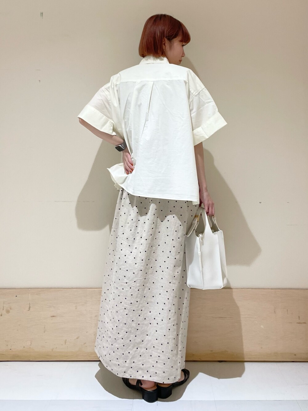 ベージュ系のワンピース、ホワイト系のトートバッグ、ホワイト系のシャツ/ブラウスを着用したレディースの春コーディネートの5枚目の写真