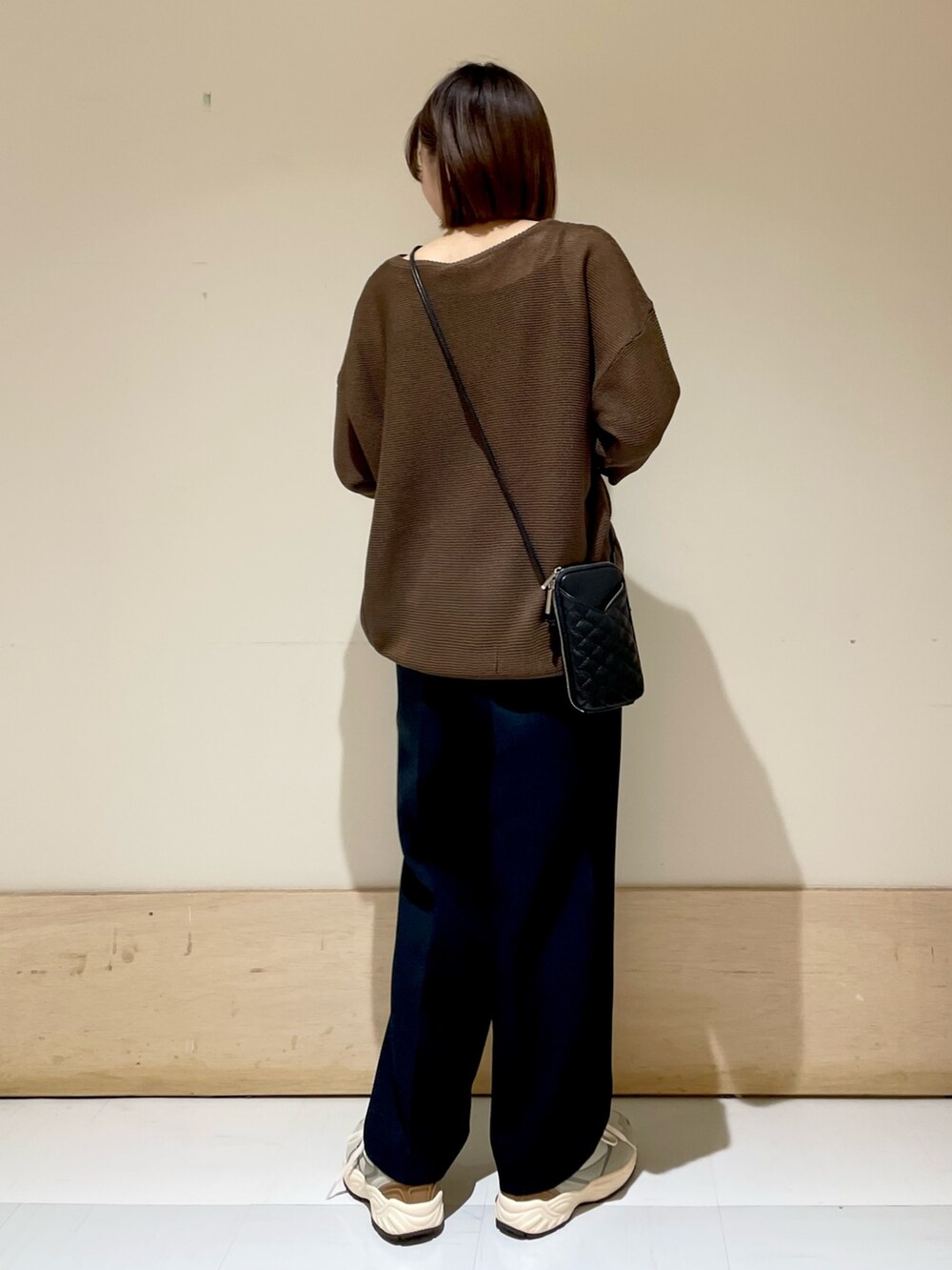 グレー系のスニーカー、ブルー系のその他パンツ、ブラウン系のニット/セーターを着用したレディースの夏コーディネートの6枚目の写真