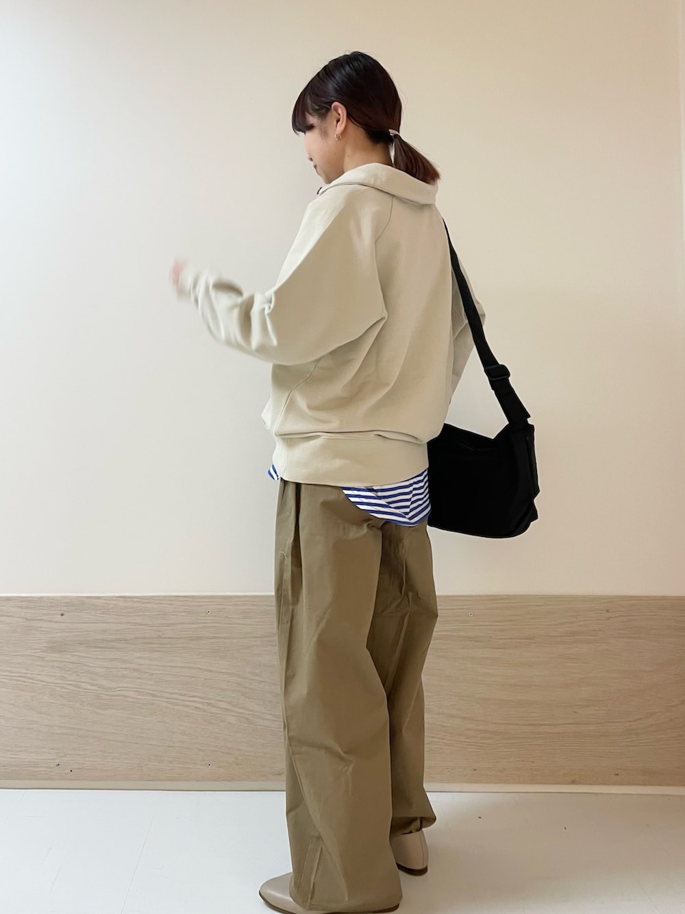 ブルー系のTシャツ/カットソー、ベージュ系のTシャツ/カットソー、ブラック系のショルダーバッグを着用したレディースの春コーディネートの4枚目の写真