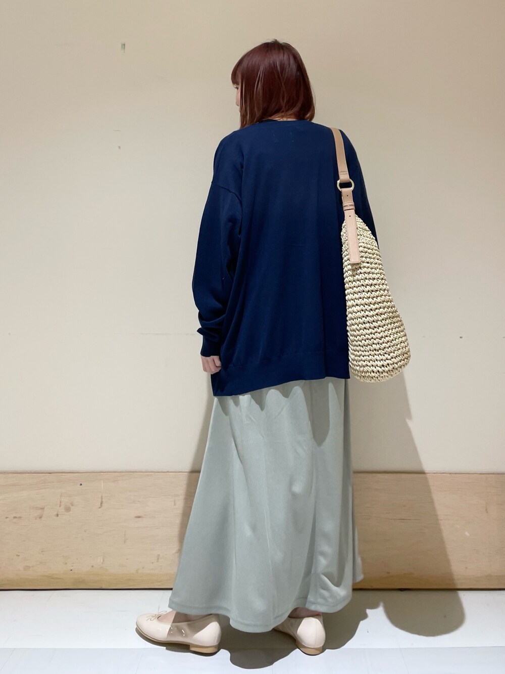 ピンク系のバレエシューズ、ホワイト系のTシャツ/カットソー、グリーン系のスカートを着用したレディースの春コーディネートの5枚目の写真