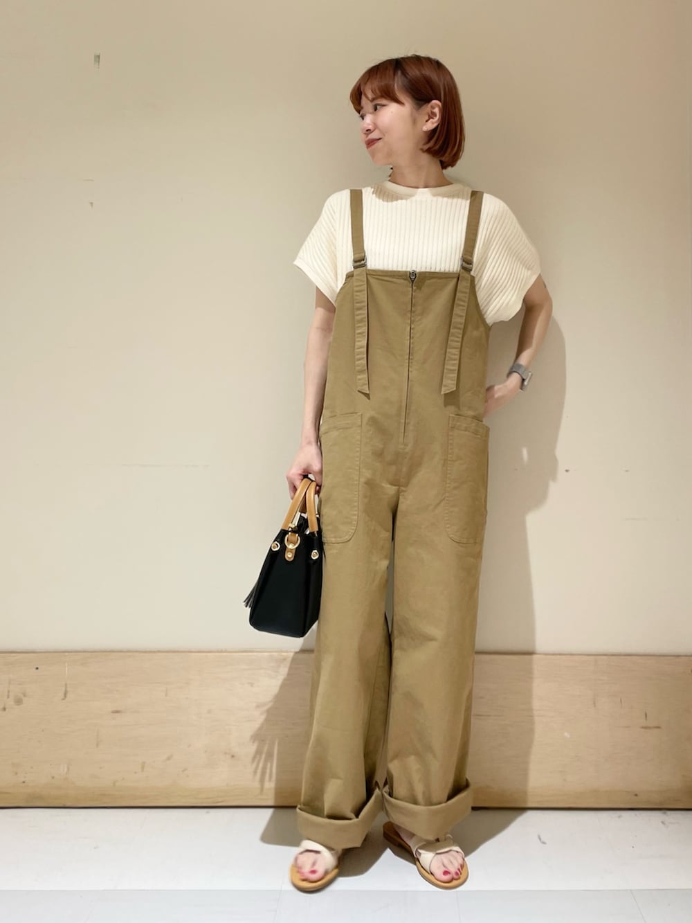 「URBAN RESEARCH DOORS、URBAN RESEARCH DOORS WOMENS、アーバンリサーチドアーズ、EKAL、サロペット、カジュアルコーデ、アウトドアスタイル、お出かけコーデ日記、春夏コーデ、初夏コーデ、休日スタイル、低身長、低身長コーデ、骨格ウェーブ、大人カジュアル」｜「EKALのエンジョイポケットサロペット（サロペット/オーバーオール、ベージュ系）」を使った、ホンダ マユさん（レディース・152cm）の春コーディネートの3枚目の写真