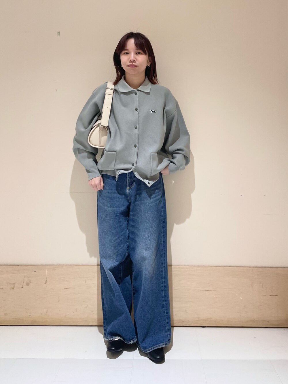 「URBAN RESEARCH DOORS、URBAN RESEARCH DOORS WOMENS、アーバンリサーチドアーズ、penneys、シャツカーディガン、デニム、ワイドデニム、バギーパンツ、カジュアル、カジュアルコーデ、大人カジュアル、くすみカラー、ブルー、低身長、骨格ストレート」|「PENNEYSの『別注』PENNEYS×DOORS THE FOX シャツカーディガン(ニット/セーター、グレー系)」を使った、ホンダ マユさん(レディース・152cm)の冬コーディネートの2枚目の写真