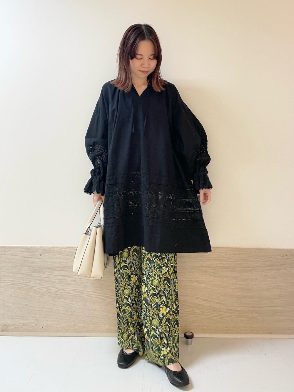 ブラック系のバレエシューズ、ブラック系のシャツ/ブラウス、グリーン系のその他パンツを着用したレディースの春コーディネートの2枚目の写真