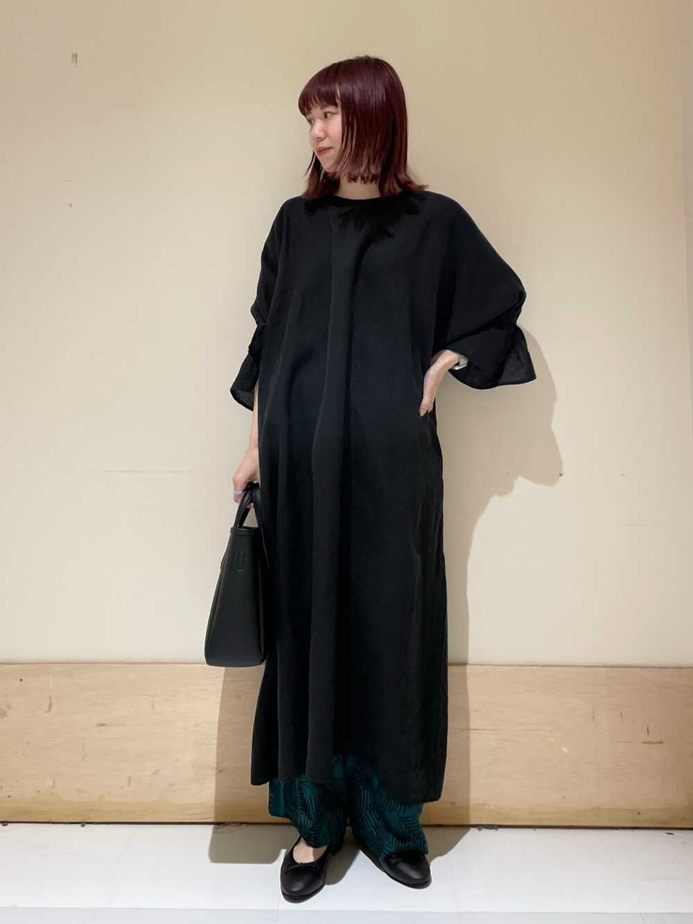 ブラック系のワンピース、ブラック系のトートバッグ、グリーン系のその他パンツを着用したレディースの春コーディネートの3枚目の写真