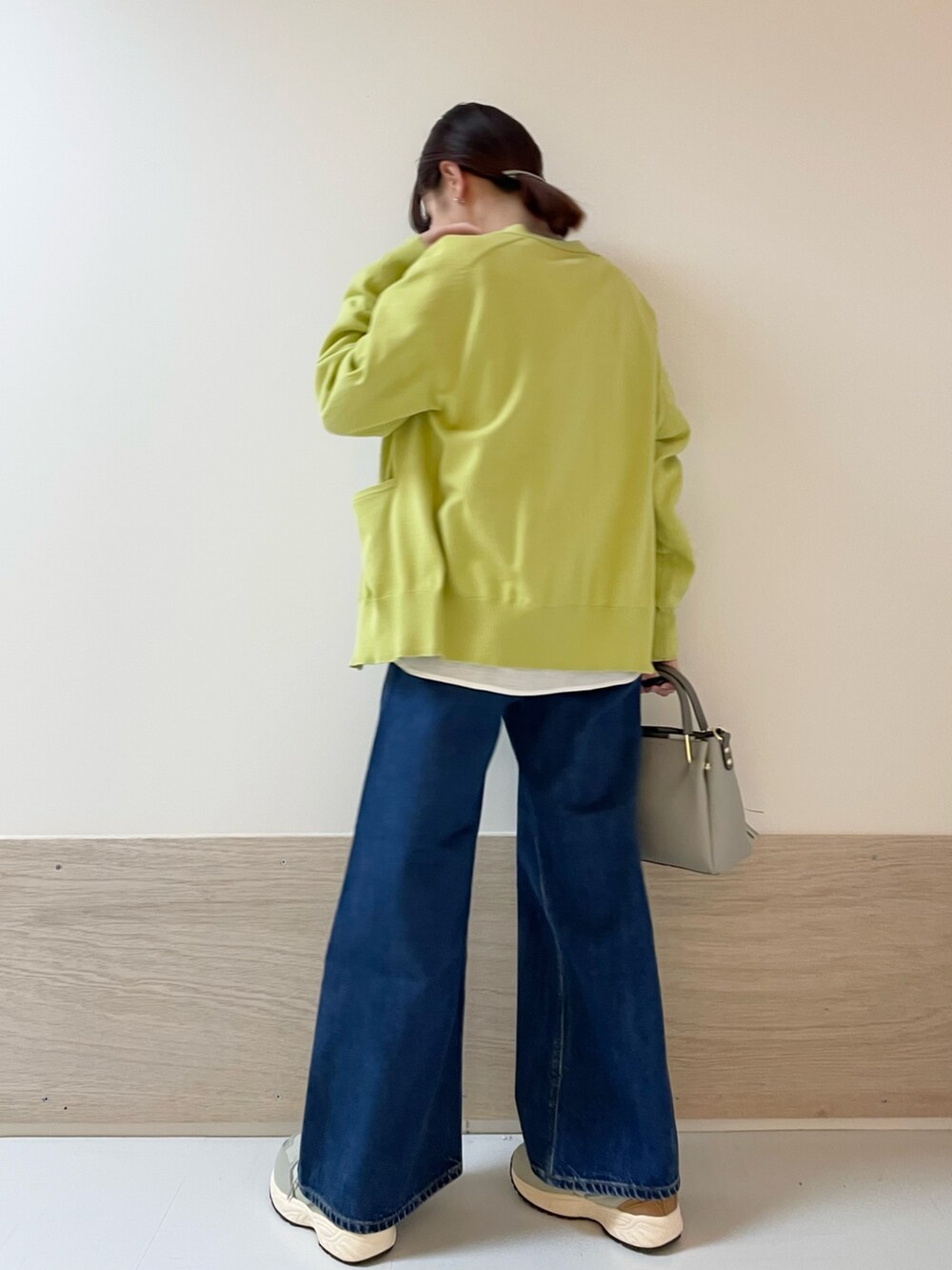 ブルー系のその他パンツ、グリーン系のカーディガン/ボレロ、ホワイト系のシャツ/ブラウスを着用したレディースの春コーディネートの5枚目の写真