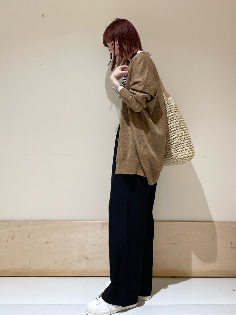 ホワイト系のTシャツ/カットソー、ホワイト系のスニーカー、ブラック系のその他パンツを着用したレディースの春コーディネートの4枚目の写真