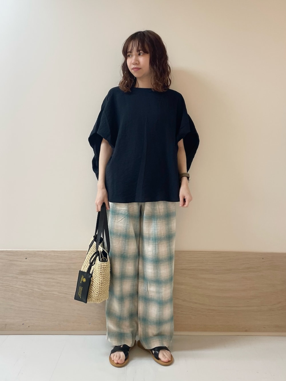 「URBAN RESEARCH DOORS、URBAN RESEARCH DOORS WOMENS、アーバンリサーチドアーズ、ブルー、チェック、チェックパンツ、ネイビー、きれいめカジュアル、大人カジュアル、シンプルコーデ、デザイントップス、サンダル、お出かけコーデ、低身長コーデ、骨格ストレート」｜「URBAN RESEARCH DOORSのコクーンシルエットブラウス（シャツ/ブラウス、ブルー系）」を使った、ホンダ マユさん（レディース・152cm）の夏コーディネートの3枚目の写真