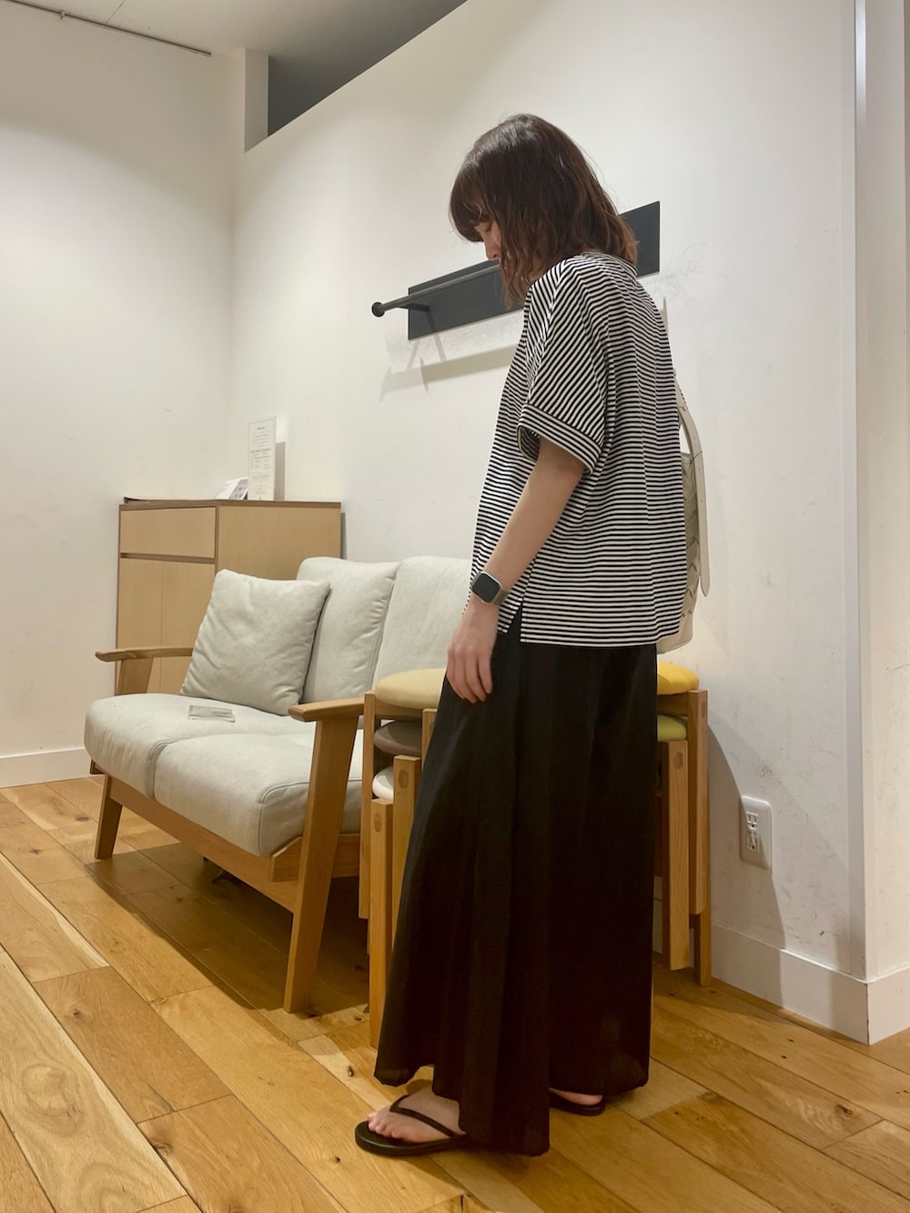 「URBAN RESEARCH DOORS、URBAN RESEARCH DOORS WOMENS、アーバンリサーチドアーズ、ボーダー、夏だ！Tシャツ着よう！、ワイドパンツ、イージーパンツ、きれいめカジュアル、夏コーデ、お出かけコーデ、休日スタイル、カジュアルコーデ、モノトーン、低身長コーデ、骨格ストレート」｜「URBAN RESEARCH DOORSの『臼田あさ美さん着用』『UR TECH』USAコットンロールスリーブTシャツ（Tシャツ/カットソー、ホワイト系）」を使った、ホンダ マユさん（レディース・152cm）の夏コーディネートの4枚目の写真