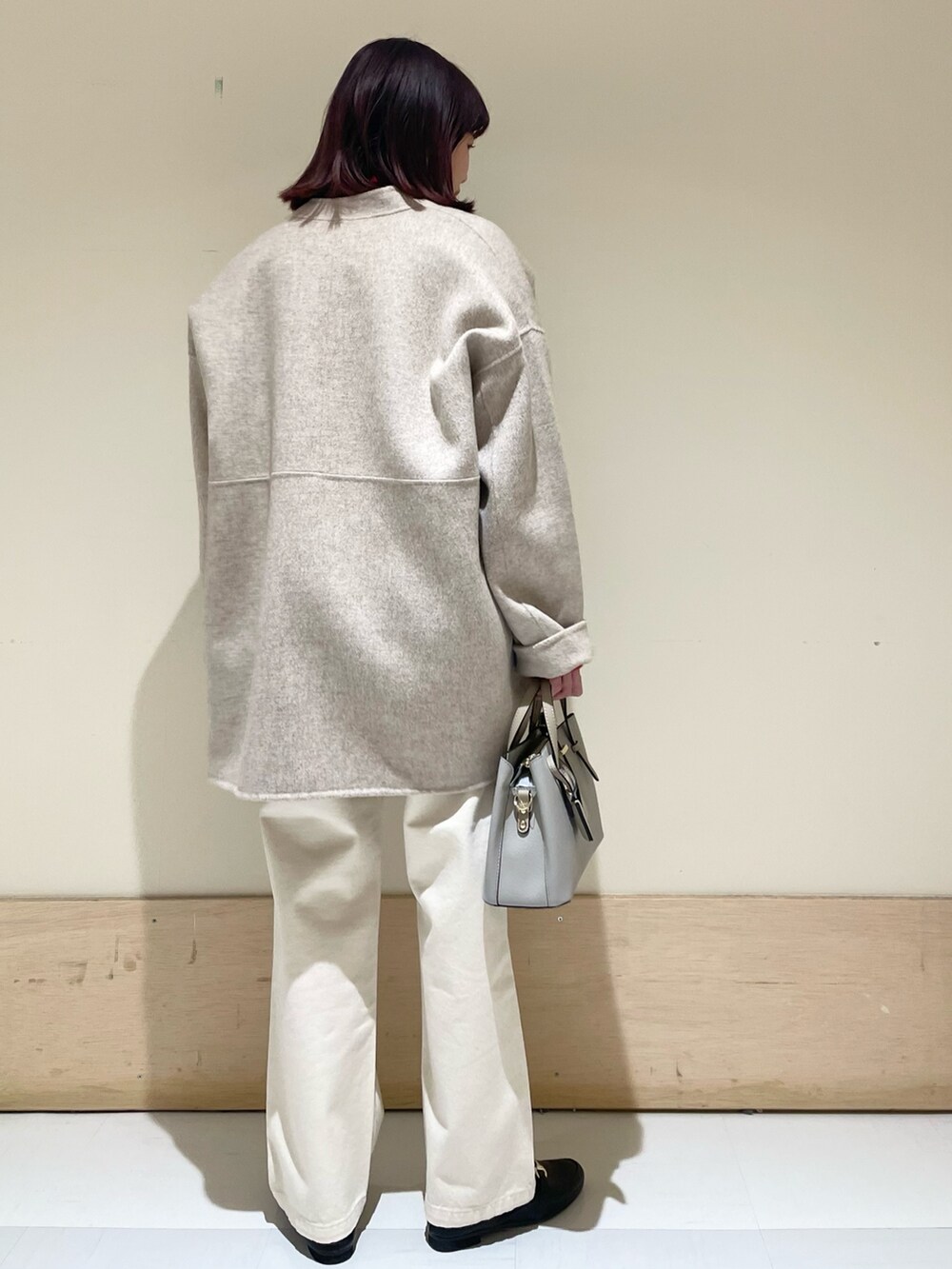 ベージュ系のデニムパンツ、ベージュ系のその他アウター、ホワイト系のTシャツ/カットソーを着用したレディースの冬コーディネートの7枚目の写真