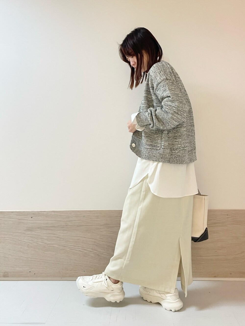 ホワイト系のスカート、ブルー系のカーディガン/ボレロ、ホワイト系のシャツ/ブラウスを着用したレディースの春コーディネートの4枚目の写真