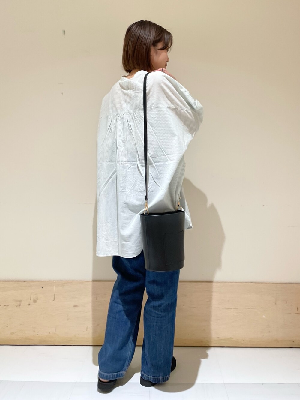 グリーン系のシャツ/ブラウス、ブルー系のデニムパンツ、ブラック系のサンダルを着用したレディースの夏コーディネートの7枚目の写真