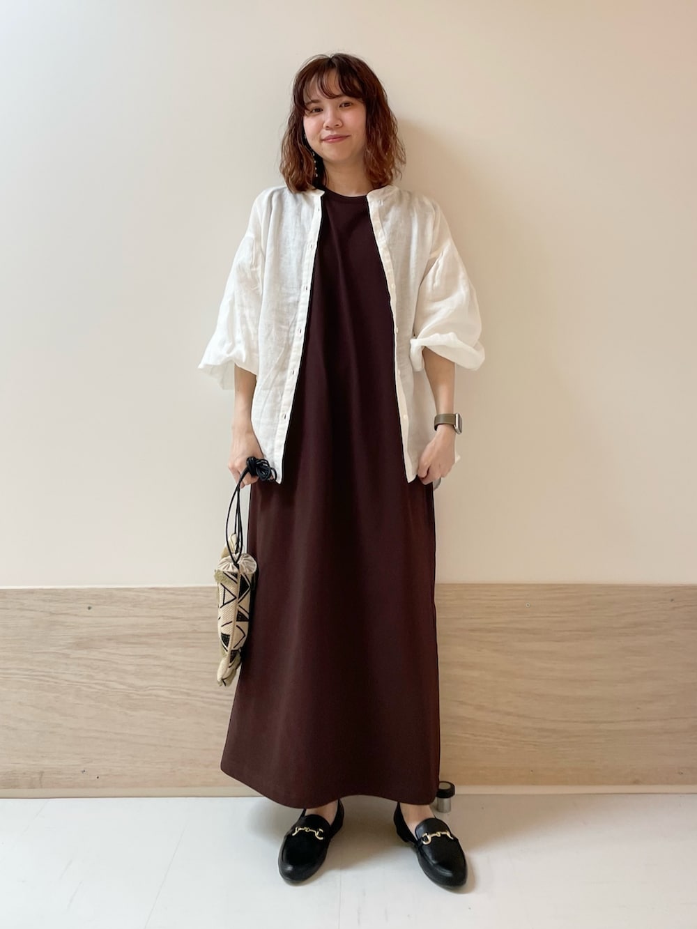 「URBAN RESEARCH DOORS、URBAN RESEARCH DOORS WOMENS、アーバンリサーチドアーズ、EKAL、タンクトップワンピース、ワンピース、ドライタッチ、リネン、リネンシャツ、大人カジュアル、お出かけコーデ、きれいめカジュアル、春夏コーデ、低身長、骨格ストレート」｜「URBAN RESEARCH DOORSのリネンタックボリュームスリーブブラウス（シャツ/ブラウス、ホワイト系）」を使った、ホンダ マユさん（レディース・152cm）の春コーディネートの3枚目の写真