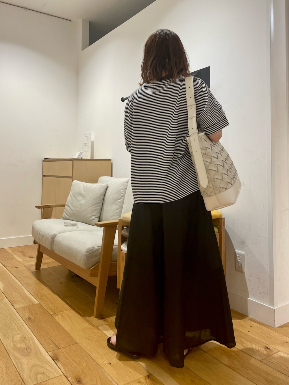 「URBAN RESEARCH DOORS、URBAN RESEARCH DOORS WOMENS、アーバンリサーチドアーズ、ボーダー、夏だ！Tシャツ着よう！、ワイドパンツ、イージーパンツ、きれいめカジュアル、夏コーデ、お出かけコーデ、休日スタイル、カジュアルコーデ、モノトーン、低身長コーデ、骨格ストレート」｜「URBAN RESEARCH DOORSの『臼田あさ美さん着用』『UR TECH』USAコットンロールスリーブTシャツ（Tシャツ/カットソー、ホワイト系）」を使った、ホンダ マユさん（レディース・152cm）の夏コーディネートの7枚目の写真
