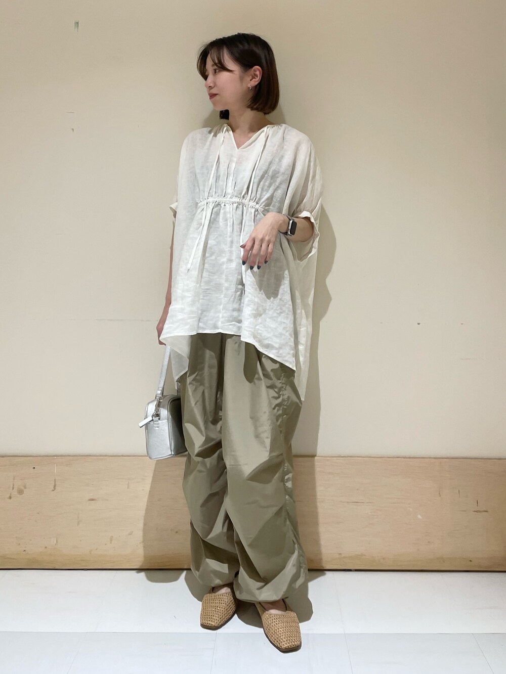 ホワイト系のシャツ/ブラウス、ベージュ系のバレエシューズ、シルバー系のショルダーバッグを着用したレディースの夏コーディネートの2枚目の写真