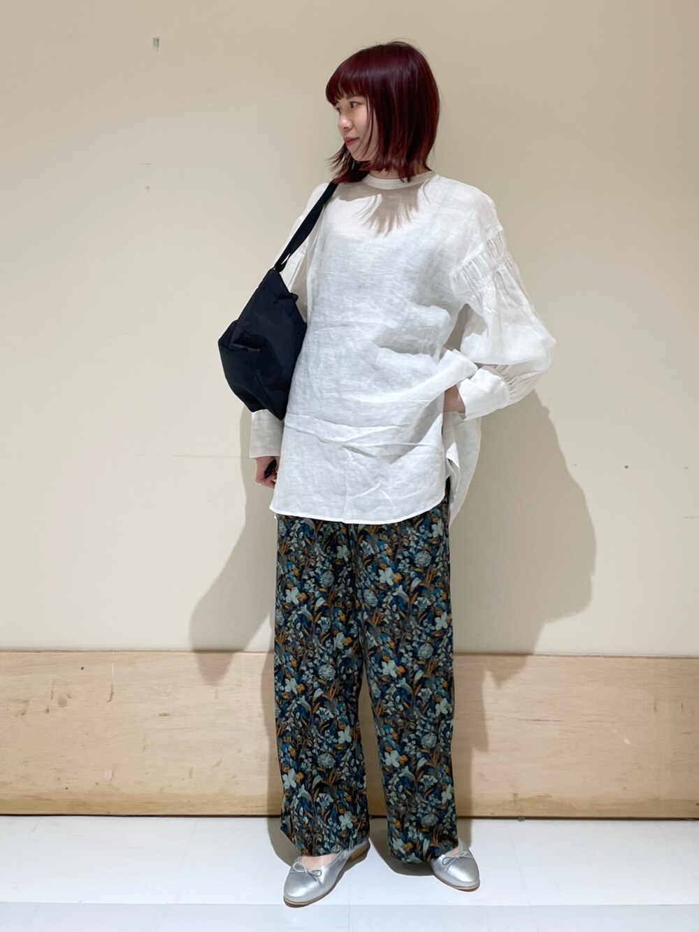 ブルー系のその他パンツ、ブラック系のショルダーバッグ、ホワイト系のシャツ/ブラウスを着用したレディースの春コーディネートの3枚目の写真