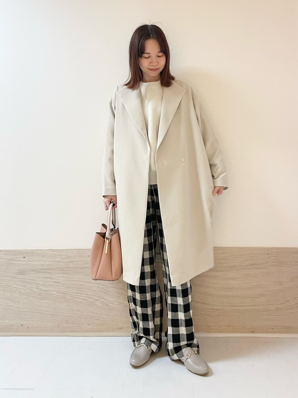 「URBAN RESEARCH DOORS、URBAN RESEARCH DOORS WOMENS、アーバンリサーチドアーズ、きれいめカジュアル、チェック、チェックパンツ、春アウター、ロングコート、淡色コーデ、お出かけコーデ、大人カジュアル、休日スタイル、デートコーデ、春コーデ、152cm」|「URBAN RESEARCH DOORSのスポンディングニットプルオーバー(ニット/セーター、ホワイト系)」を使った、ホンダ マユさん(レディース・152cm)の冬コーディネートの2枚目の写真