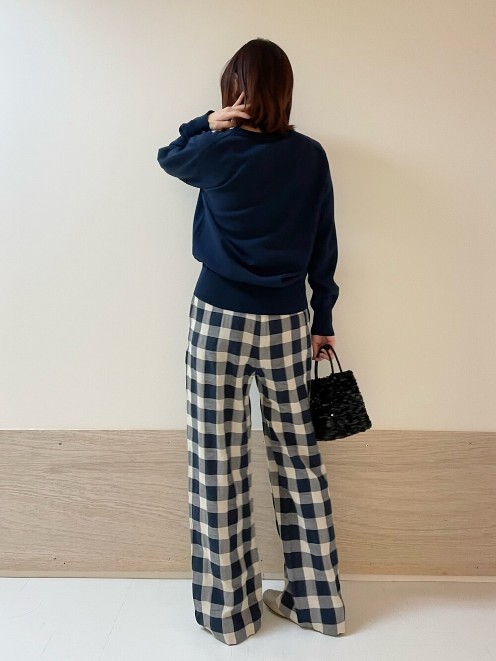 ブルー系のその他パンツ、ブルー系のカーディガン/ボレロを着用したレディースの春コーディネートの6枚目の写真