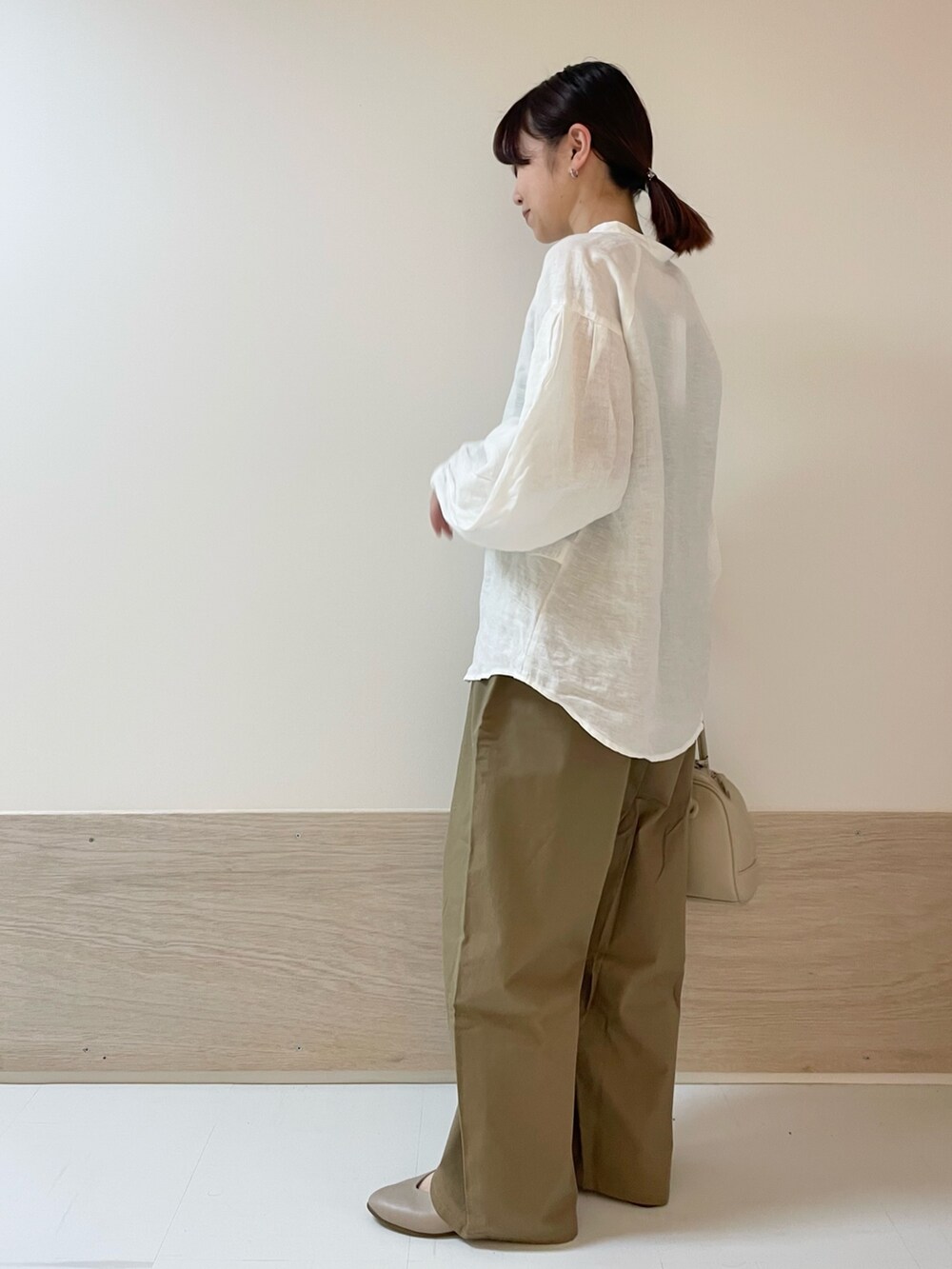 ホワイト系のシャツ/ブラウス、ベージュ系のボストンバッグ、ベージュ系のその他パンツを着用したレディースの春コーディネートの6枚目の写真
