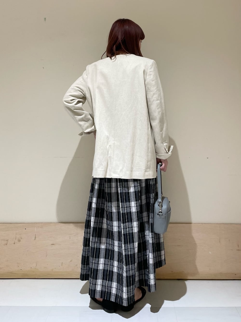 「URBAN RESEARCH DOORS、URBAN RESEARCH DOORS WOMENS、アーバンリサーチドアーズ、いまどきジャケット写真、オフィスカジュアル、ベージュ、シンプルコーデ、ロゴスウェット、ビッグシルエット、休日スタイル、ロングスカート、お出かけコーデ、休日コーデ、チェックスカート、低身長コーデ」｜「URBAN RESEARCH DOORSの2WAYスクエアショルダーミニバッグ（ショルダーバッグ、ブルー系）」を使った、ホンダ マユさん（レディース・152cm）の春コーディネートの7枚目の写真