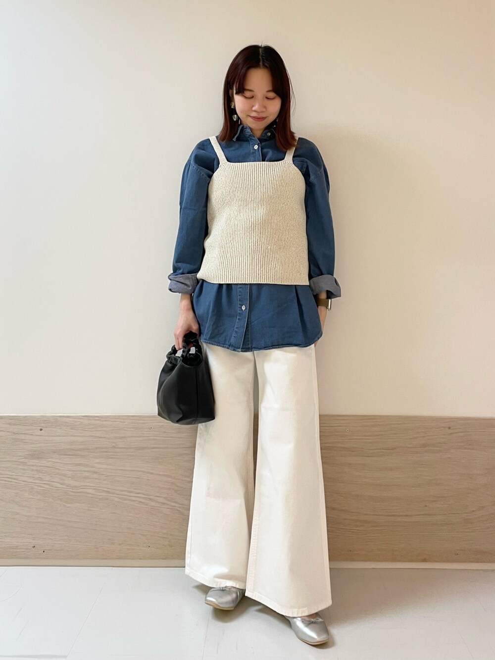 シルバー系のバレエシューズ、ホワイト系のその他パンツ、ベージュ系のニット/セーターを着用したレディースの春コーディネートの3枚目の写真