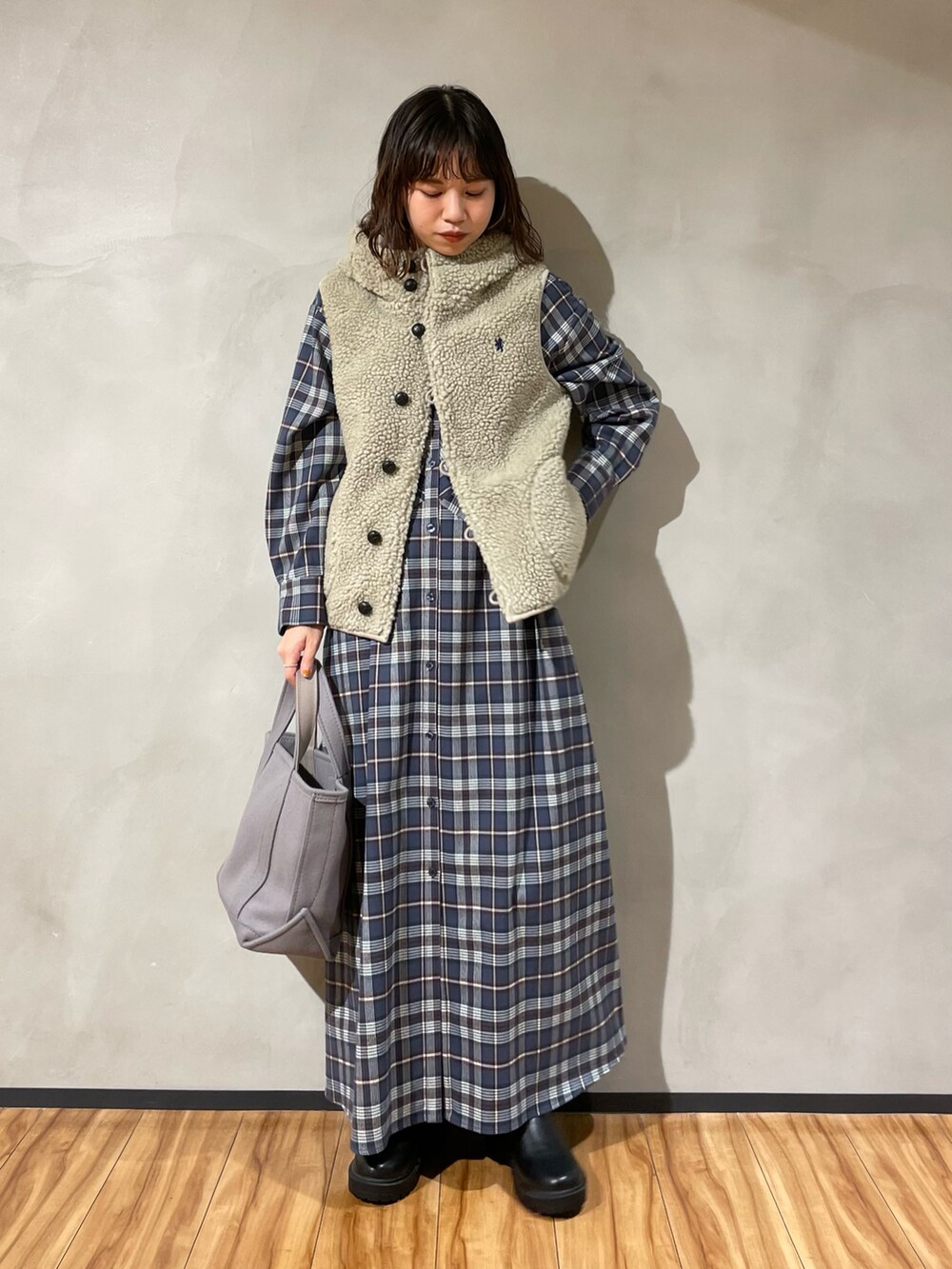「URBAN RESEARCH DOORS、URBAN RESEARCH DOORS WOMENS、アーバンリサーチドアーズ、ジムフレックス、GYMPHLEX、ボアベスト、ベスト、チェック、チェックワンピース、秋コーデ、おしゃれさんと繋がりたい、低身長、低身長コーデ」｜「URBAN RESEARCH DOORSのネルチェックAラインシャツワンピース（ワンピース、グレー系）」を使った、ホンダ マユさん（レディース・152cm）の秋コーディネートの2枚目の写真