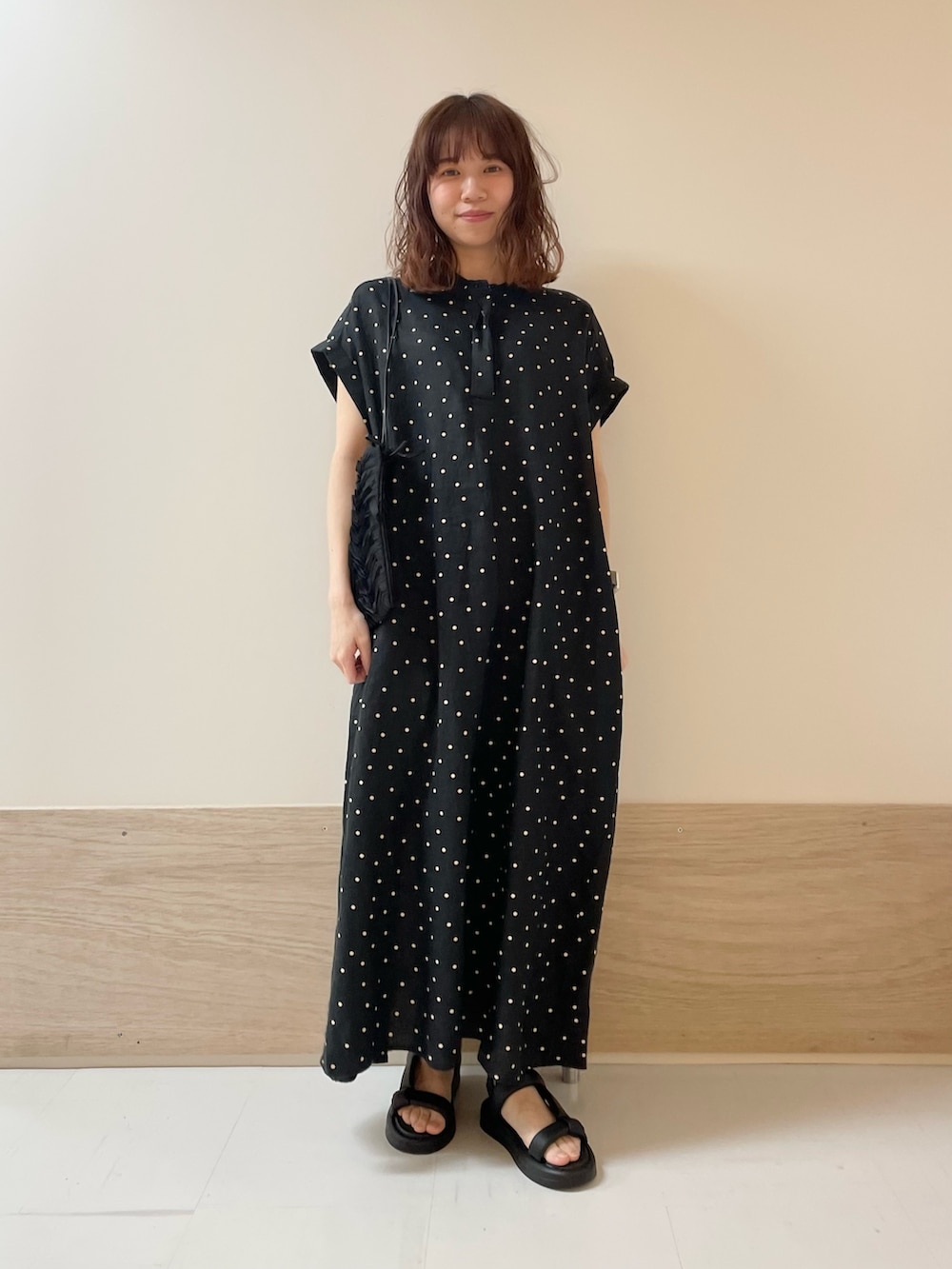 「URBAN RESEARCH DOORS、URBAN RESEARCH DOORS WOMENS、アーバンリサーチドアーズ、リネン、リネンワンピ、ドット柄、ドットワンピ、ワンピース、お出かけコーデ、休日スタイル、春夏コーデ、きれいめカジュアル、大人カジュアル、低身長コーデ、骨格ストレート」｜「URBAN RESEARCH DOORSのリネンドットフレアワンピース（ワンピース、ブラック系）」を使った、ホンダ マユさん（レディース・152cm）の春コーディネートの3枚目の写真