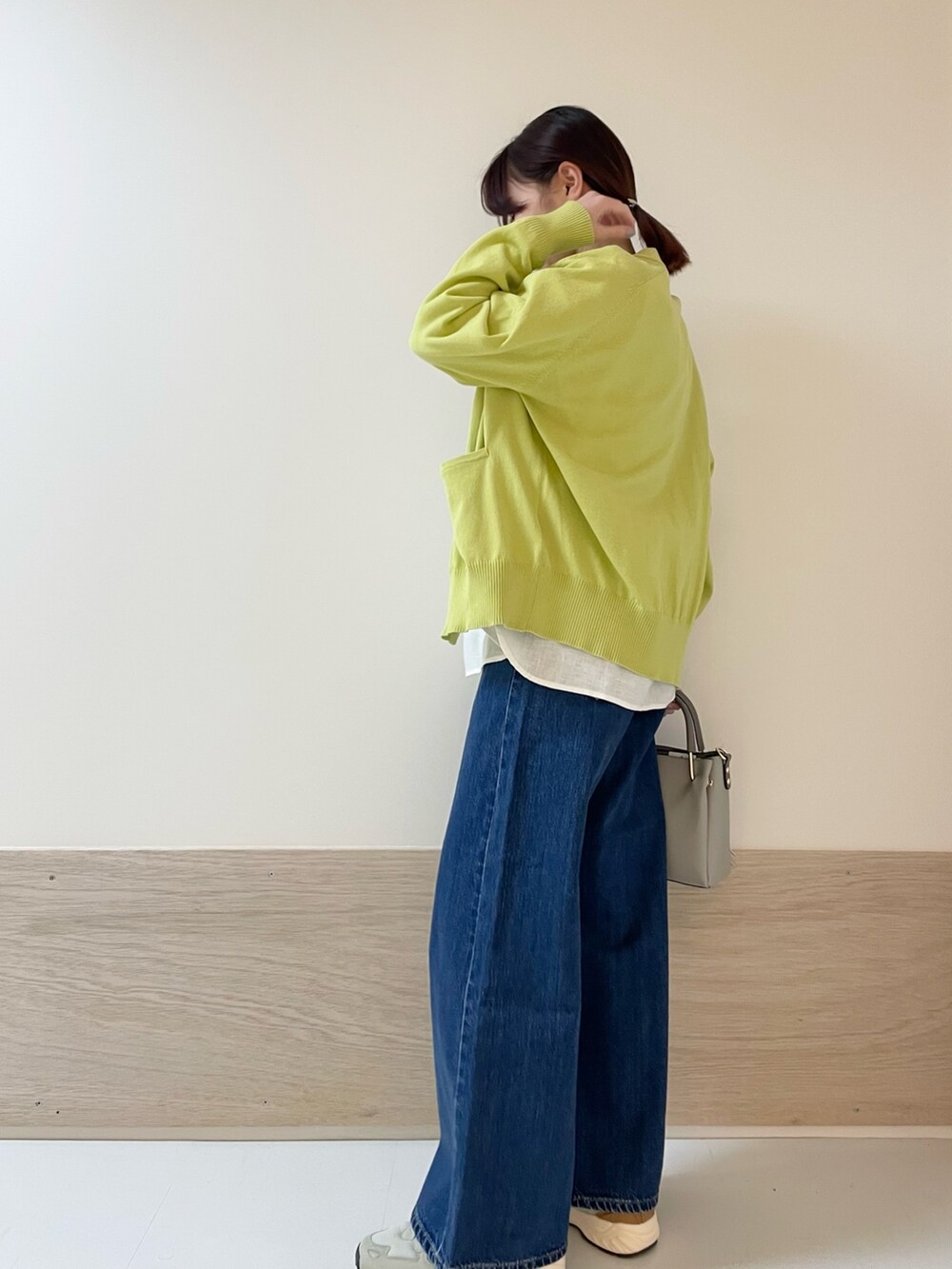 ブルー系のその他パンツ、グリーン系のカーディガン/ボレロ、ホワイト系のシャツ/ブラウスを着用したレディースの春コーディネートの4枚目の写真