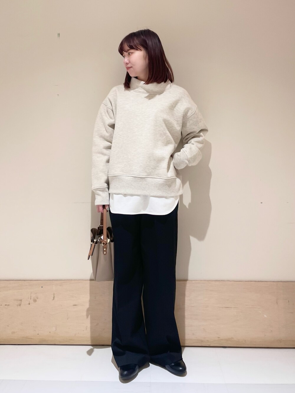 グレー系のTシャツ/カットソー、ホワイト系のTシャツ/カットソー、グレー系のその他パンツを着用したレディースの冬コーディネートの4枚目の写真