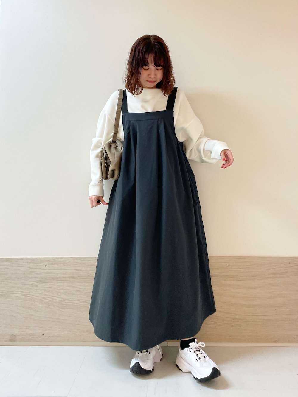 ホワイト系のTシャツ/カットソー、グレー系のワンピース、ベージュ系のショルダーバッグを着用したレディースの春コーディネートの3枚目の写真