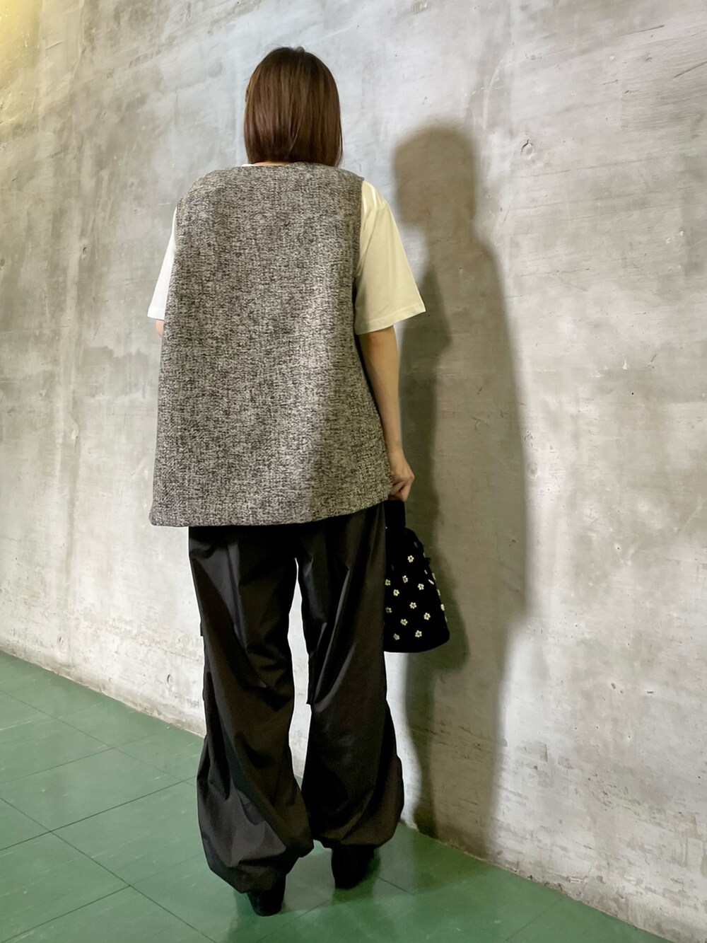 「URBAN RESEARCH DOORS、URBAN RESEARCH DOORS WOMENS、アーバンリサーチドアーズ、ベスト、ベスト×Tシャツ、ボーダー、ボーダートップス、パラシュートパンツ、カジュアルコーデ、休日スタイル、ビーズバッグ、ベロアバッグ、低身長、低身長コーデ、骨格ウェーブ」|「URBAN RESEARCH DOORSのツイードベスト(ベスト、グレー系)」を使った、ホンダ マユさん(レディース・152cm)の夏コーディネートの6枚目の写真