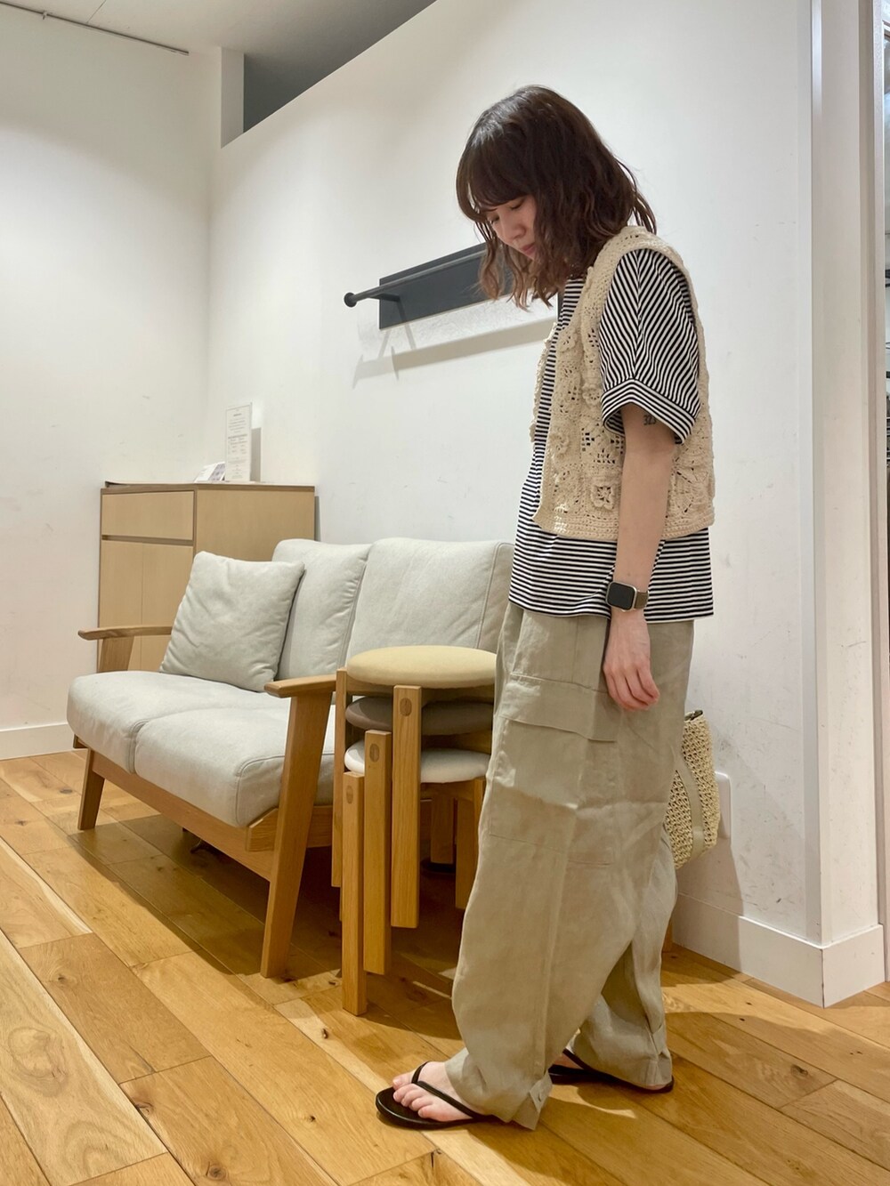 「URBAN RESEARCH DOORS、URBAN RESEARCH DOORS WOMENS、アーバンリサーチドアーズ、ニットベスト、ボーダー、レイヤードスタイル、きれいめカジュアル、夏だ！Tシャツ着よう！、カジュアルコーデ、お出かけコーデ、休日スタイル、夏コーデ、大人カジュアル、低身長コーデ、骨格ストレート」｜「URBAN RESEARCH DOORSの『別注』KHWOPA×DOORS　VEST（ベスト、ホワイト系）」を使った、ホンダ マユさん（レディース・152cm）の夏コーディネートの4枚目の写真