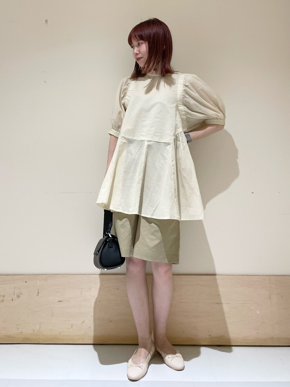 ホワイト系のシャツ/ブラウス、ピンク系のバレエシューズ、ベージュ系のその他パンツを着用したレディースの春コーディネートの3枚目の写真