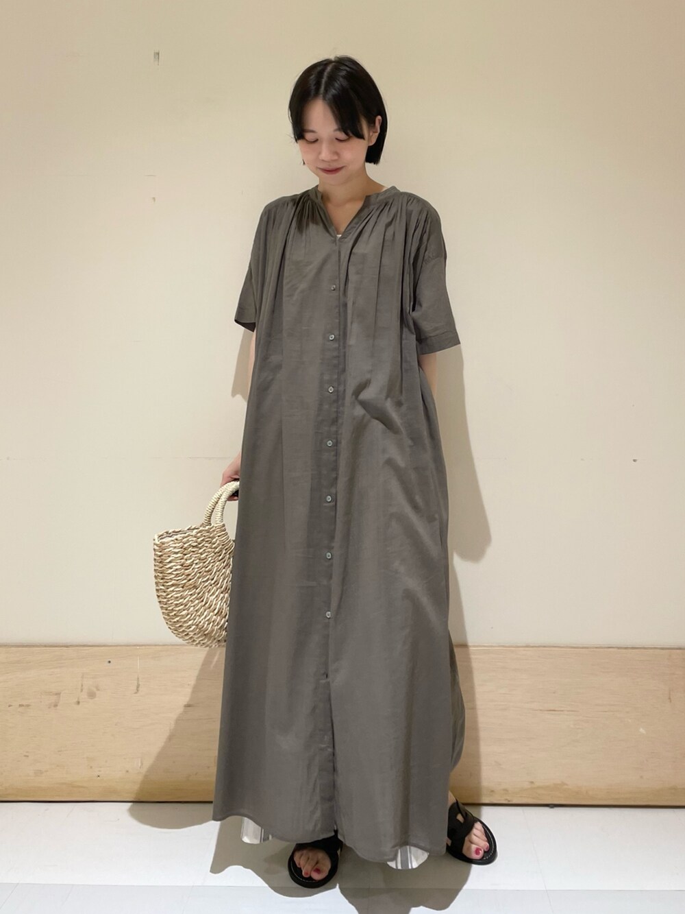 グリーン系のワンピース、ホワイト系のその他パンツ、ブラック系のサンダルを着用したレディースの夏コーディネートの3枚目の写真