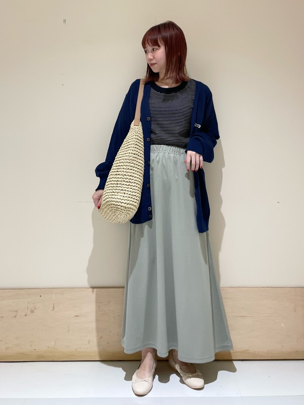 ピンク系のバレエシューズ、ホワイト系のTシャツ/カットソー、グリーン系のスカートを着用したレディースの春コーディネートの2枚目の写真