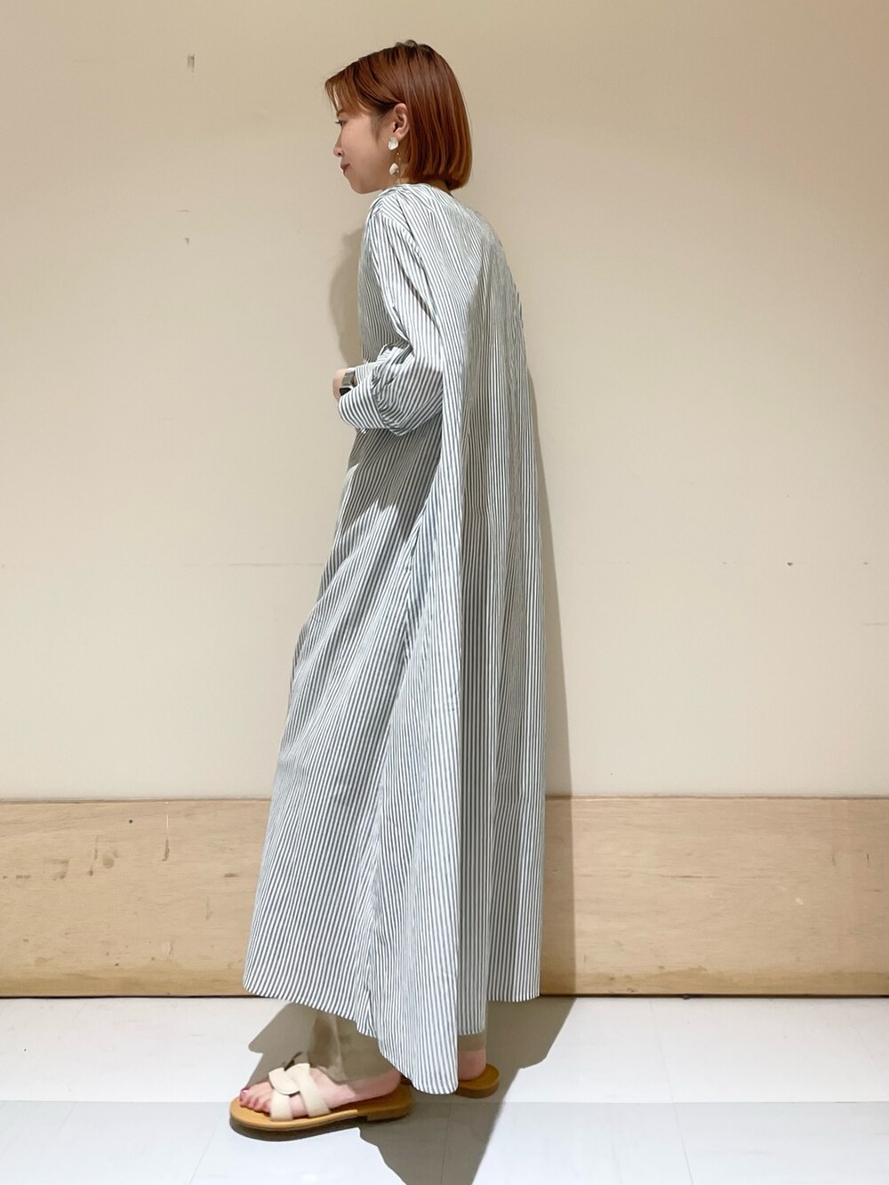 グリーン系のワンピース、グリーン系のかごバッグ、ベージュ系のその他パンツを着用したレディースの夏コーディネートの5枚目の写真