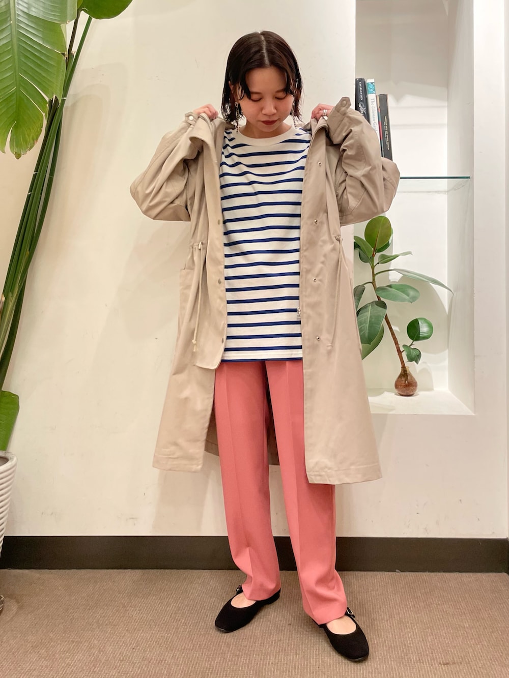 「URBAN RESEARCH DOORS、URBAN RESEARCH DOORS WOMENS、アーバンリサーチドアーズ、カラーパンツ、ピンク、ピンクパンツ、ボーダー、ボーダートップス、フーディー、フードコート、カジュアルコーデ、ストラップシューズ、お出かけコーデ、低身長、春カラー」｜「URBAN RESEARCH DOORSのカラーストレッチトラウザー（その他パンツ、ピンク系）」を使った、ホンダ マユさん（レディース・152cm）の冬コーディネートの2枚目の写真