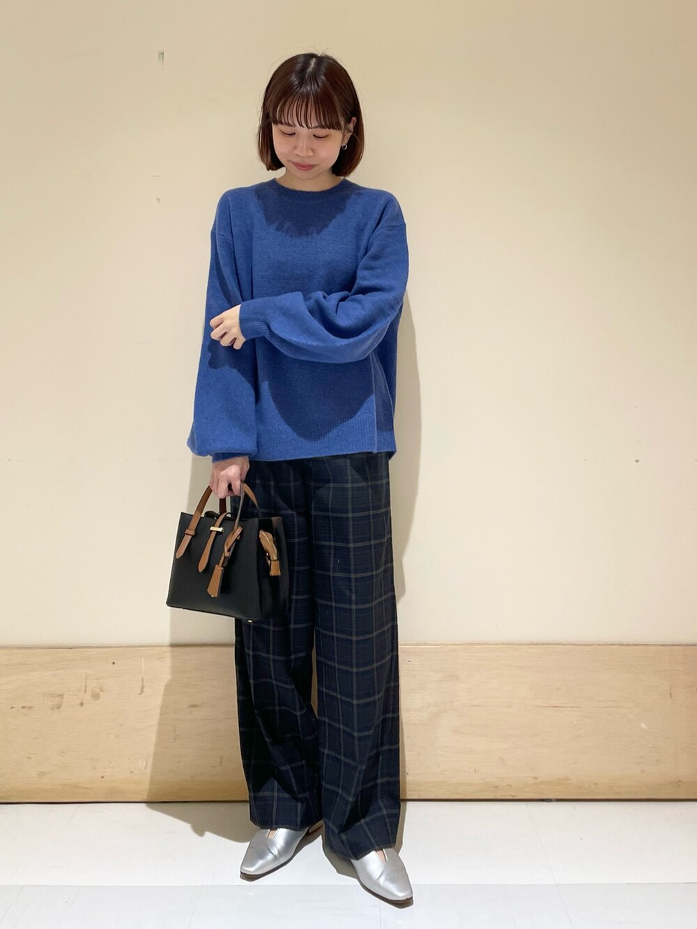 ブルー系のニット/セーター、ブルー系のその他パンツ、シルバー系のパンプスを着用したレディースの冬コーディネートの3枚目の写真
