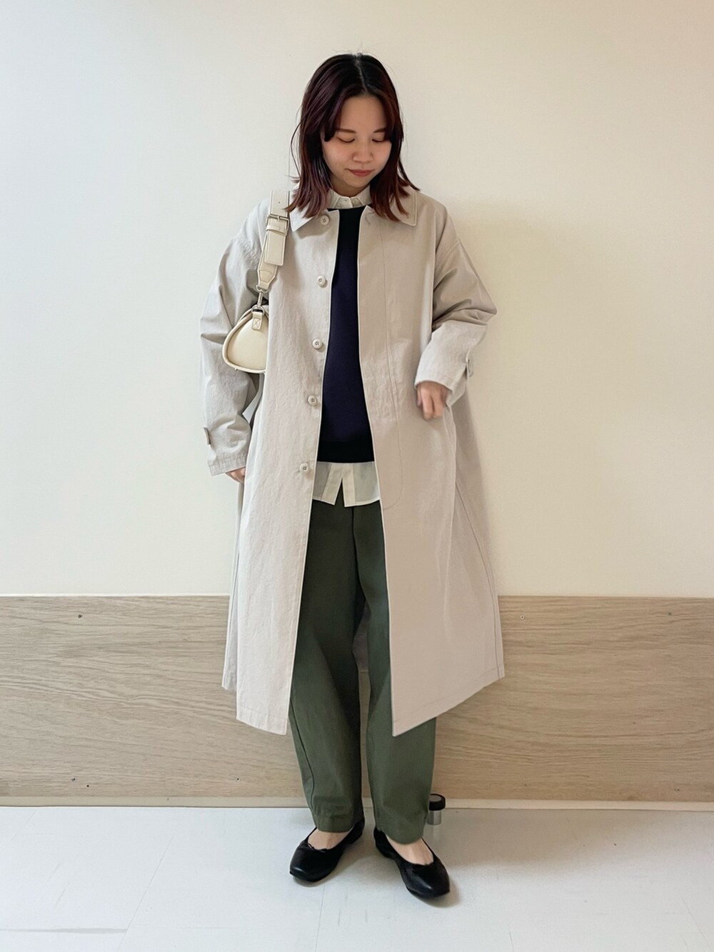 「URBAN RESEARCH DOORS、URBAN RESEARCH DOORS WOMENS、アーバンリサーチドアーズ、春アウター、ロングコート、大人カジュアル、春コーデ、春のおしゃ見えテクニック、デートコーデ、春服みてみて、レイヤードスタイル、お出かけコーデ、シンプルコーデ、低身長、骨格ストレート」｜「URBAN RESEARCH DOORSの2ストラップショルダーバッグ（ショルダーバッグ、ホワイト系）」を使った、ホンダ マユさん（レディース・152cm）の春コーディネートの3枚目の写真