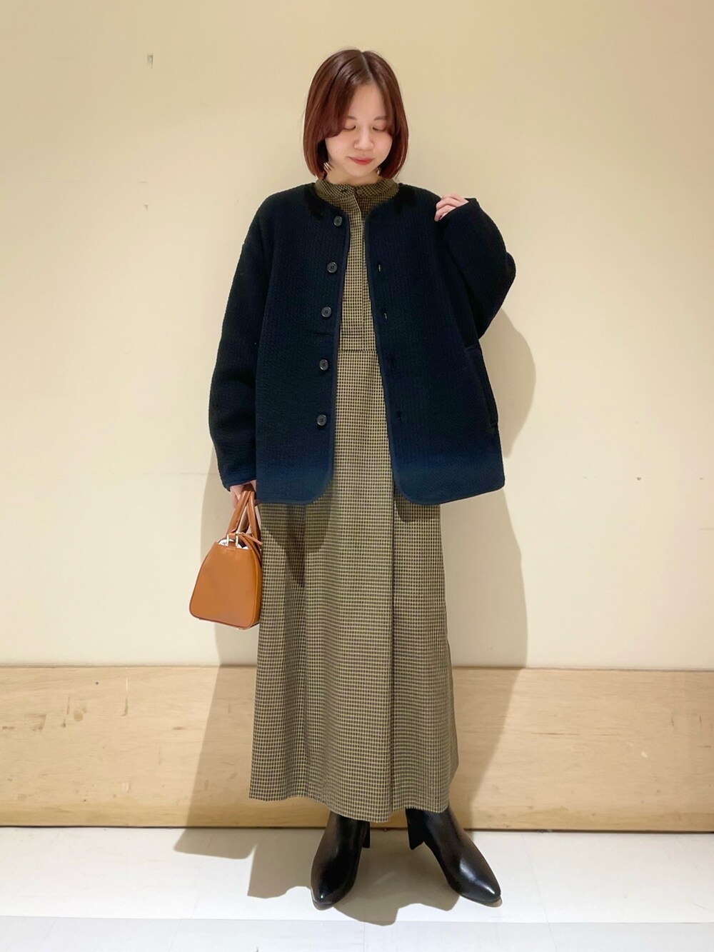「URBAN RESEARCH DOORS、URBAN RESEARCH DOORS WOMENS、アーバンリサーチドアーズ、ワンピース、チェック、チェックワンピース、キルトジャケット、秋アウター、ビッグシルエット、お出かけコーデ、きれいめカジュアル、ファッションを楽しもう、ラクチンコーデ、低身長、骨格ウェーブ」|「RODE SKOの2WAYミニボストンバッグ(ボストンバッグ、イエロー系)」を使った、ホンダ マユさん(レディース・152cm)の秋コーディネートの2枚目の写真