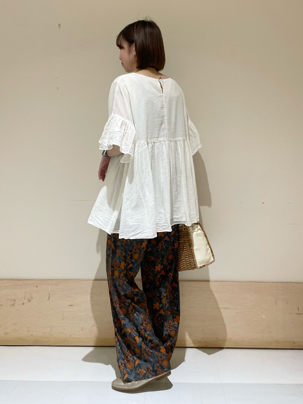 ベージュ系のハンドバッグ、ゴールド系のパンプス、オレンジ系のその他パンツを着用したレディースの夏コーディネートの4枚目の写真