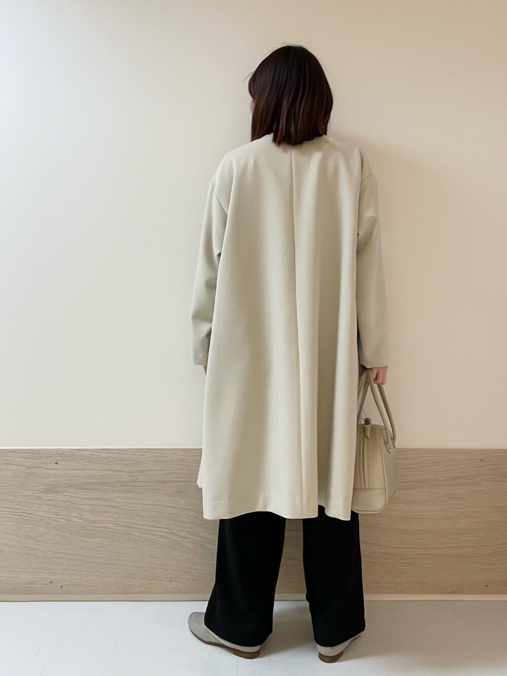 ピンク系のTシャツ/カットソー、グレー系のその他アウター、ベージュ系のボストンバッグを着用したレディースの春コーディネートの7枚目の写真
